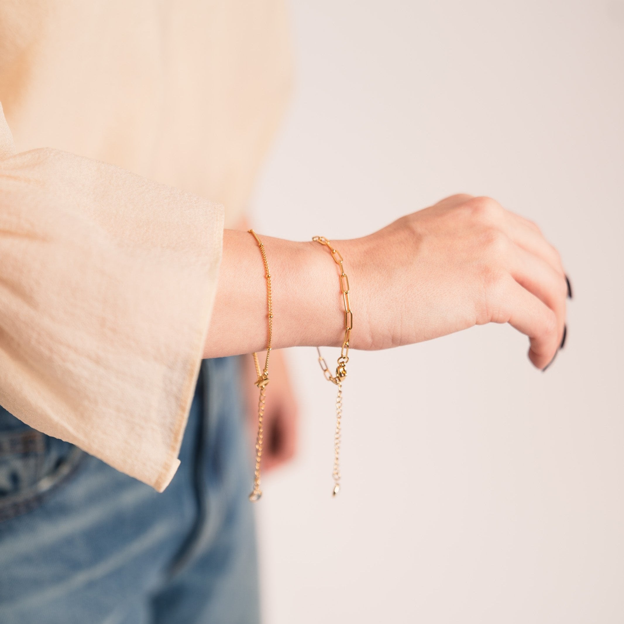 Luxe Armband in Gold getragen